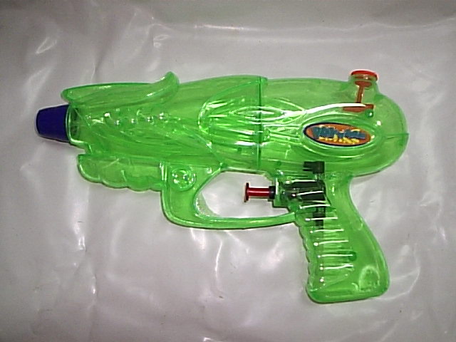 PISTOLA LANZA AGUA /17 abajo